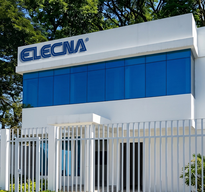 Fachada de la sede principal de ELECNA en Guayaquil, Ecuador